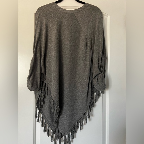 Venus Fringed Poncho - Picture 2 of 5